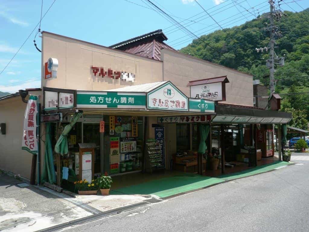 温泉街の古民家２