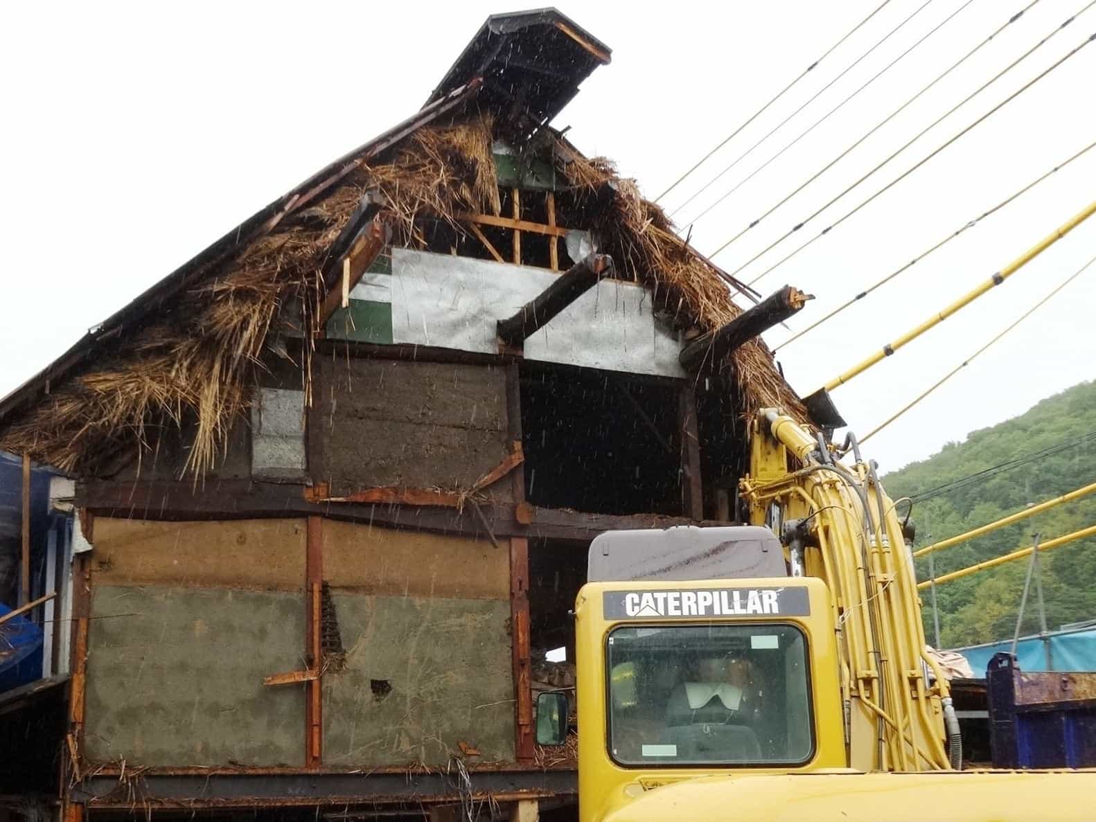 温泉街の古民家７（解体作業）
