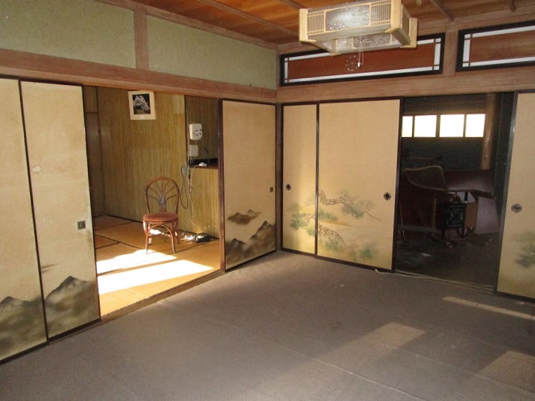 通りすがりの田舎家内観