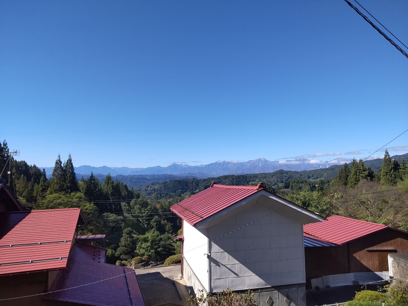 北アルプスざんまいの古民家風景
